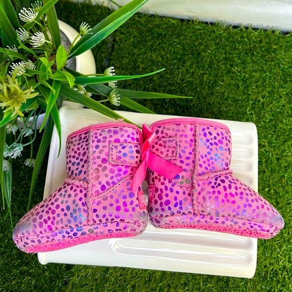 UGG
Kid's Jesse Bow II Spots
Pink Rose SPARKLE SUEDE
Size: 0/1 (0-6 Months) - Picture 7 of 16